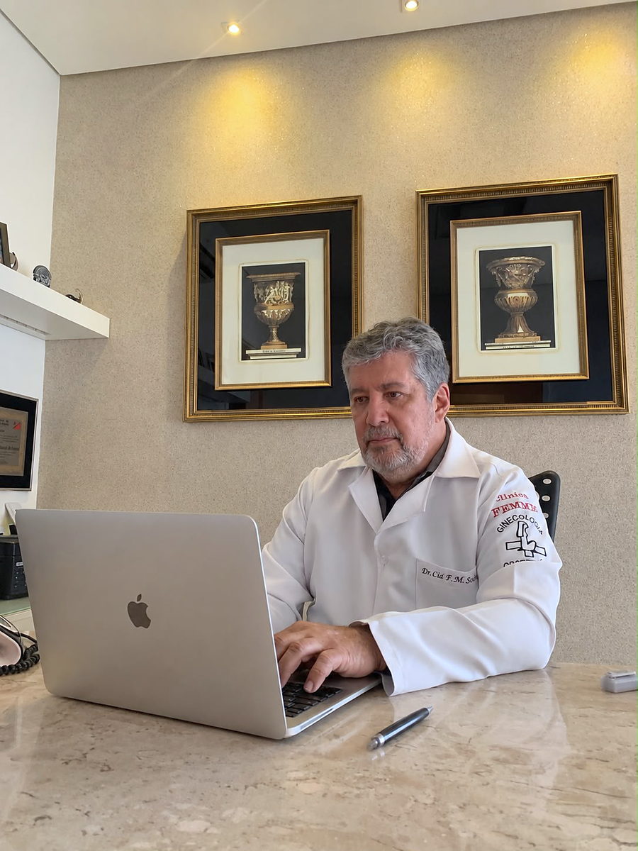 Dr. Cid Fraga em seu consultório na Clínica FEMME, em São José do Rio Preto